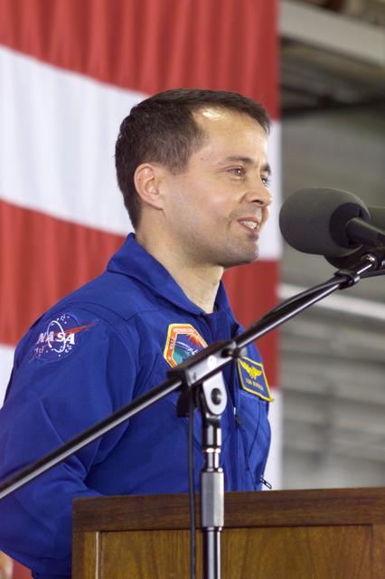 JSC2002-E-26036 (21 June 2002) --- Astronaut Daniel W. Bursch, Expedition Four flight engineer, speaks from the lectern in Hangar 990 at Ellington Field during the STS-111 and Expedition Four crew return ceremonies.