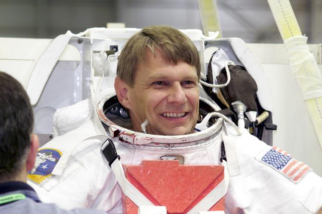 JSC2002-E-27055 (1 July 2002) --- Astronaut Piers J. Sellers, STS-112 mission specialist, attired in a training version of the Extravehicular Mobility Unit (EMU) space suit, is about to begin a training session in the Neutral Buoyancy Laboratory (NBL) near the Johnson Space Center (JSC).