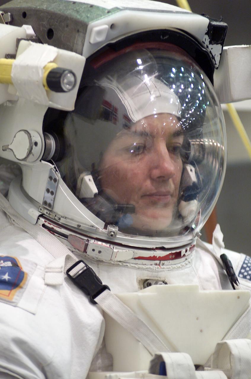 JSC2002-E-37419 (6 September 2002) --- Astronaut Heidemarie M. Stefanyshyn-Piper, STS-115 mission specialist, attired in a training version of the Extravehicular Mobility Unit (EMU) space suit, is about to begin a training session in the Neutral Buoyancy Laboratory (NBL) near the Johnson Space Center (JSC).