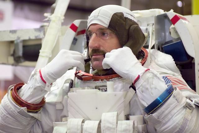 JSC2002-E-39737 (26 September 2002) --- Astronaut Daniel C. Burbank, STS-115 mission specialist, attired in a training version of the Extravehicular Mobility Unit (EMU) space suit, is about to begin a training session in the Neutral Buoyancy Laboratory (NBL) near the Johnson Space Center (JSC).