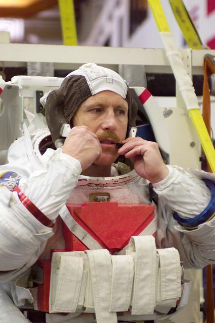 JSC2002-E-39753 (1 October 2002) --- Astronaut Kenneth D. Bowersox, Expedition Six mission commander, attired in a training version of the Extravehicular Mobility Unit (EMU) space suit, is about to begin a training session in the Neutral Buoyancy Laboratory (NBL) near the Johnson Space Center (JSC).