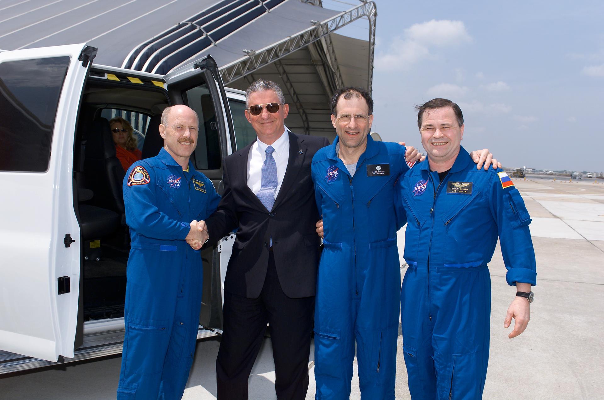 General Jefferson D. Howell, Jr., Johnson Space Center (JSC) Director, and the Expedition 6 crewmembers pose for a photo following the crew arrival at Ellington Field