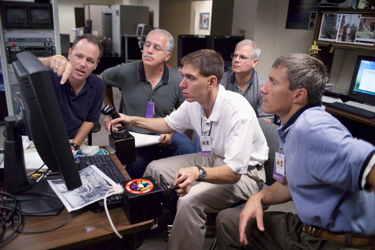 Expedition 11 Training with Krikalev/Henderson as their continued their training in the Virtual Reality Laboratory in building 9. View includes: Sergei Krikalev and Henderson using the virtual optics to view the International Space Station.