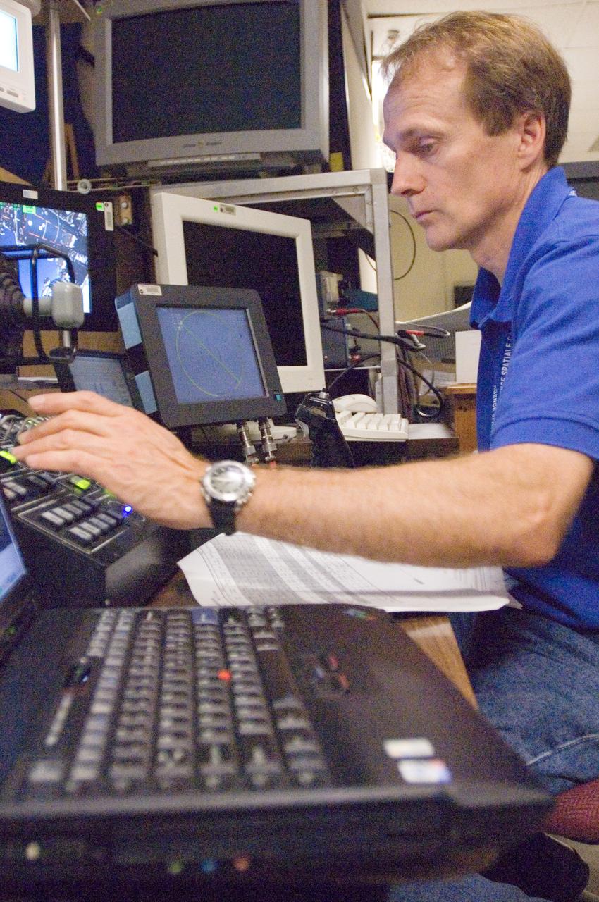 JSC2005-E-21191 (7 June 2005) --- Astronaut Steven G. MacLean, STS-115 mission specialist representing the Canadian Space Agency, uses the virtual reality lab at the Johnson Space Center to train for his duties aboard the space shuttle. This type of computer interface, paired with virtual reality training hardware and software, helps to prepare the entire team for dealing with space station elements.