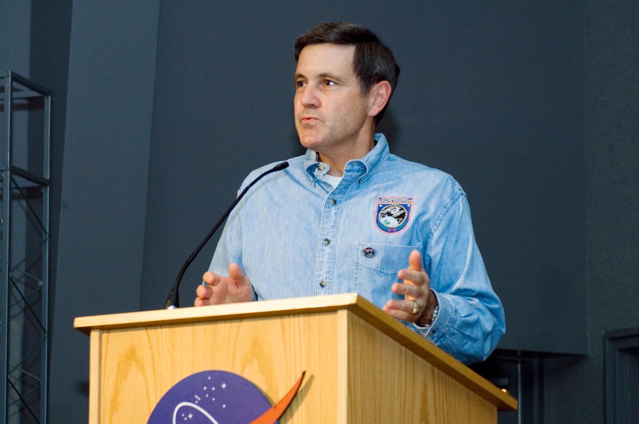 JSC2005-E-43596 (4 November 2005) --- Johnson Space Center&#0146;s (JSC) Deputy Director Robert D. Cabana speaks from the lectern in the ballroom of the Gilruth Center at JSC during the welcome home ceremony for the Expedition 11 crew members.
