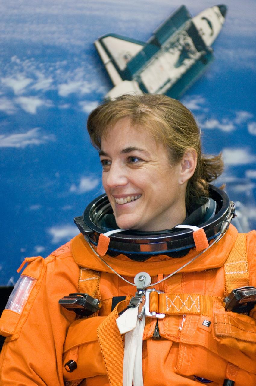 JSC2005-E-47398 (12 Dec. 2005) --- Astronaut Heidemarie M. Stefanyshyn-Piper, STS-115 mission specialist, attired in a training version of the shuttle launch and entry suit, awaits the start of post insertion training session in the Space Vehicle Mockup Facility at the Johnson Space Center.