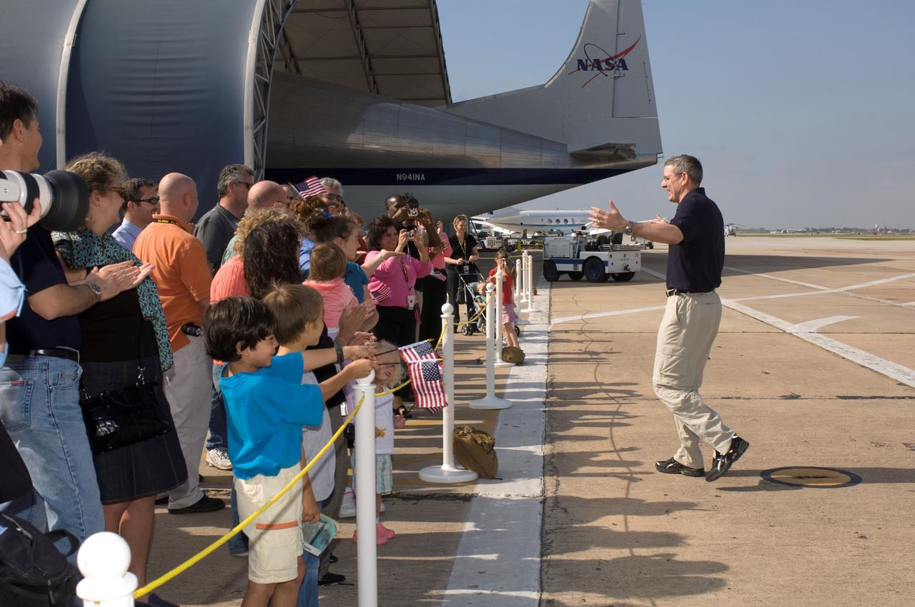 JSC2006-E-16619 (26 April 2006) --- Astronaut William S. (Bill) McArthur Jr., Expedition 12 commander and NASA space station science officer, speaks to a welcoming crowd on hand at his arrival at Ellington Field near Johnson Space Center.