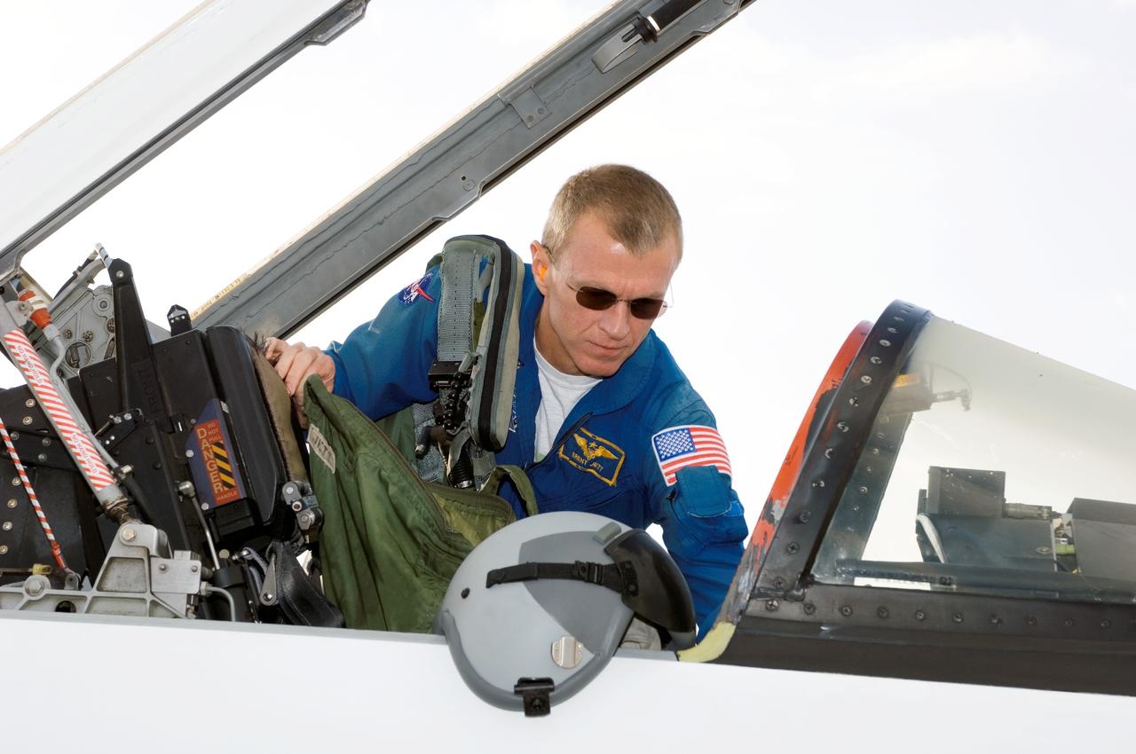 JSC2006-E-27863 (22 June 2006) --- Astronaut Brent W. Jett Jr., STS-115 commander, prepares for a flight in a NASA T-38 trainer jet at Ellington Field near Johnson Space Center.