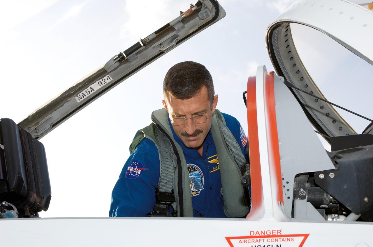 JSC2006-E-27864 (22 June 2006) --- Astronaut Daniel C. Burbank, STS-115 mission specialist, prepares for a flight in a NASA T-38 trainer jet at Ellington Field near Johnson Space Center.