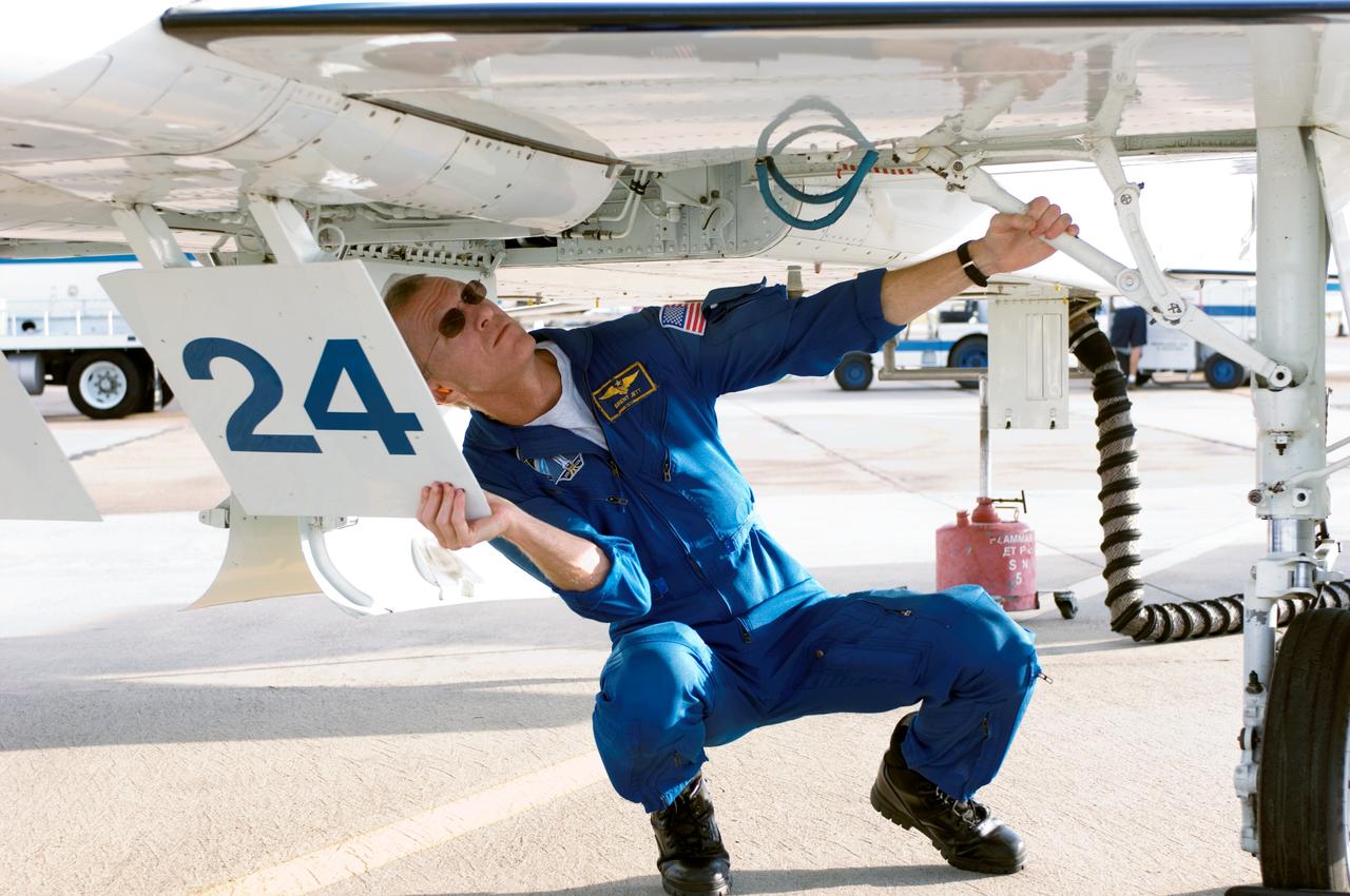 JSC2006-E-27871 (22 June 2006) --- Astronaut Brent W. Jett Jr., STS-115 commander, prepares for a flight in a NASA T-38 trainer jet at Ellington Field near Johnson Space Center.