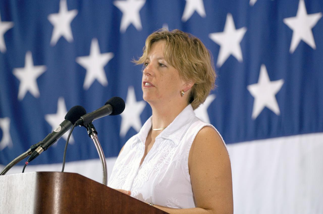 JSC2006-E-28436 (18 July 2006) --- Flight director Annette Hasbrook speaks from a lectern in Ellington Field's Hangar 276 near Johnson Space Center during the STS-121 crew return ceremonies.