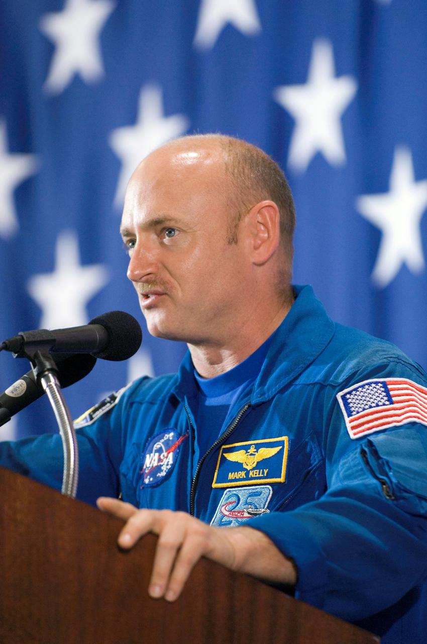 JSC2006-E-28444 (18 July 2006) --- Astronaut Mark E. Kelly, STS-121 pilot, speaks from a lectern in Ellington Field's Hangar 276 near Johnson Space Center during the STS-121 crew return ceremonies.