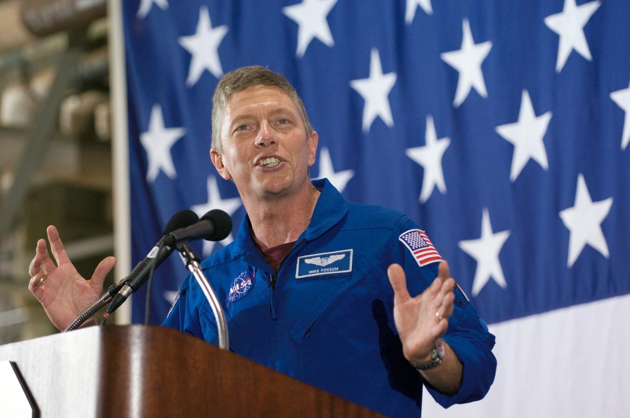 JSC2006-E-28449 (18 July 2006) --- Astronaut Michael E. Fossum, STS-121 mission specialist, speaks from a lectern in Ellington Field's Hangar 276 near Johnson Space Center during the STS-121 crew return ceremonies.