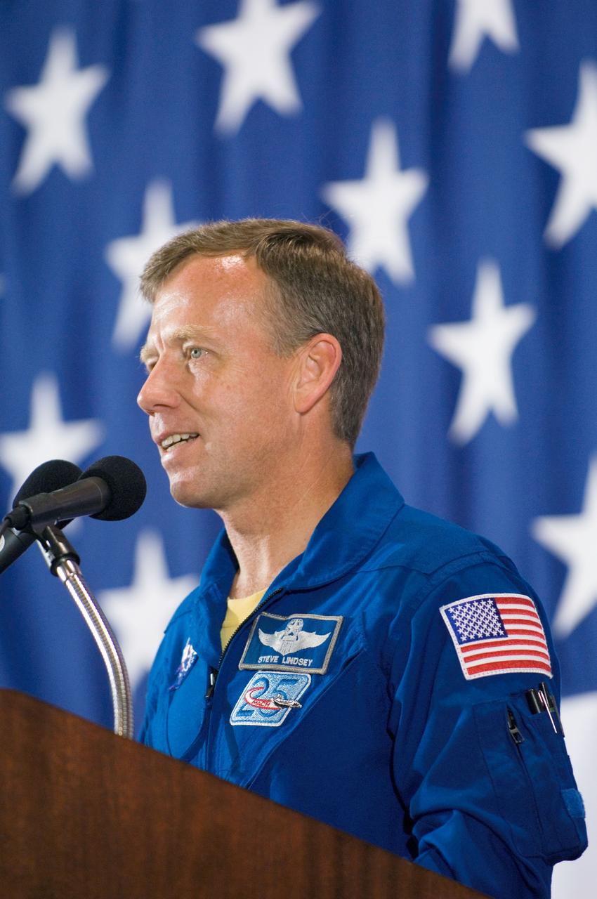 JSC2006-E-28458 (18 July 2006) --- Astronaut Steven W. Lindsey, STS-121 commander, speaks from a lectern in Ellington Field's Hangar 276 near Johnson Space Center during the STS-121 crew return ceremonies.