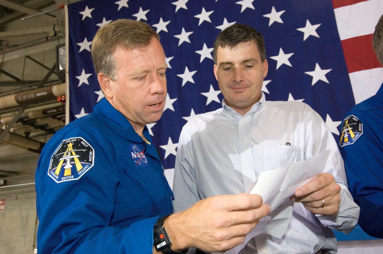 JSC2006-E-28463 (18 July 2006) --- Astronaut Steven W. Lindsey (left), STS-121 commander, and flight director Steve Stich visit in Ellington Field's Hangar 276 near JSC during the STS-121 crew return ceremonies.