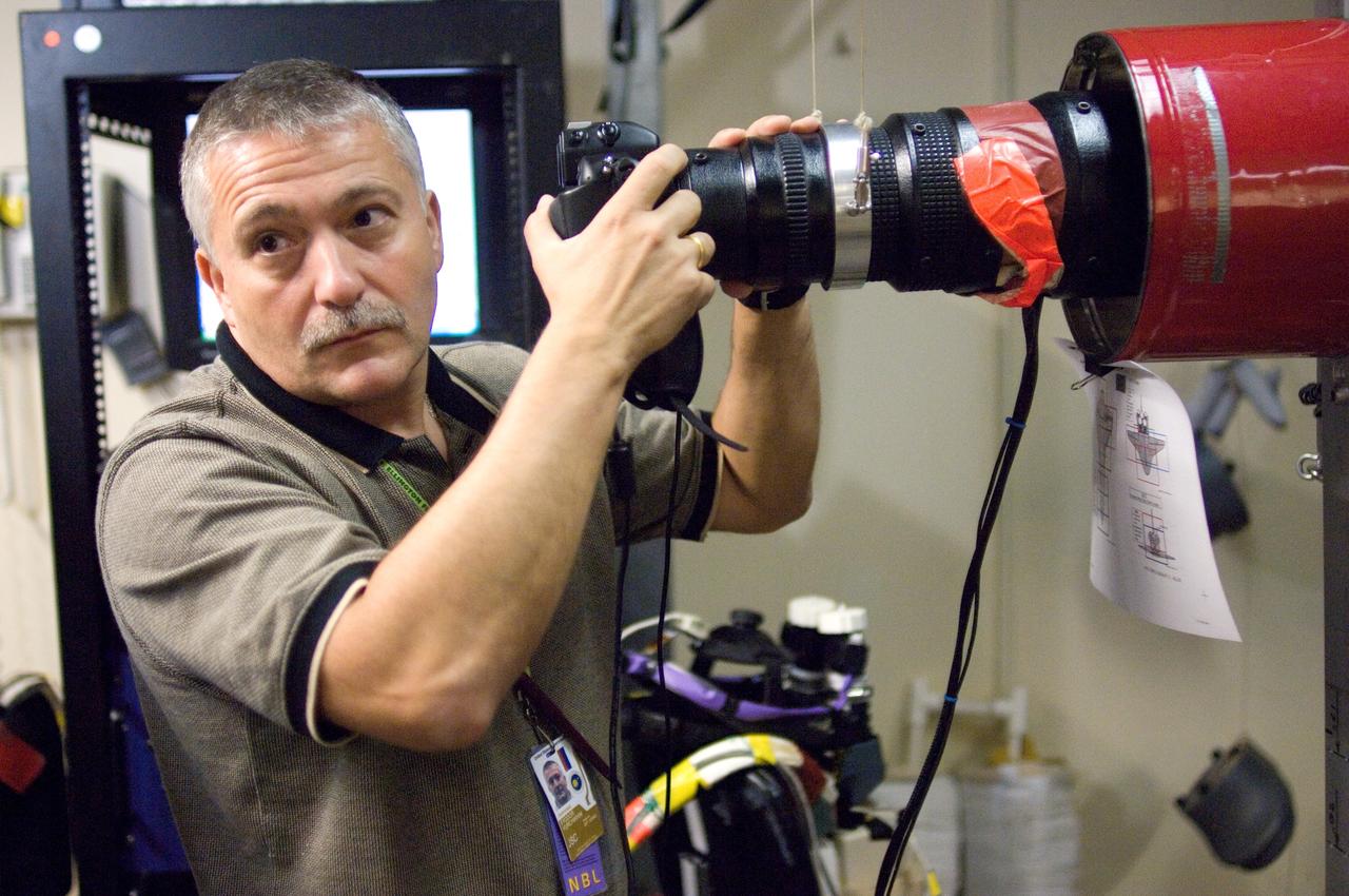 JSC2006-E-41640 (25 Sept. 2006) --- Cosmonaut Fyodor N. Yurchikhin, Expedition 15 commander representing Russia's Federal Space Agency, participates in a camera review training session in the virtual reality lab in the Space Vehicle Mockup Facility at Johnson Space Center.