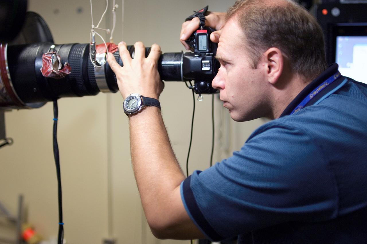 JSC2006-E-41641 (25 Sept. 2006) --- Cosmonaut Oleg V. Kotov, Expedition 15 flight engineer representing Russia's Federal Space Agency, participates in a camera review training session in the virtual reality lab in the Space Vehicle Mockup Facility at Johnson Space Center.