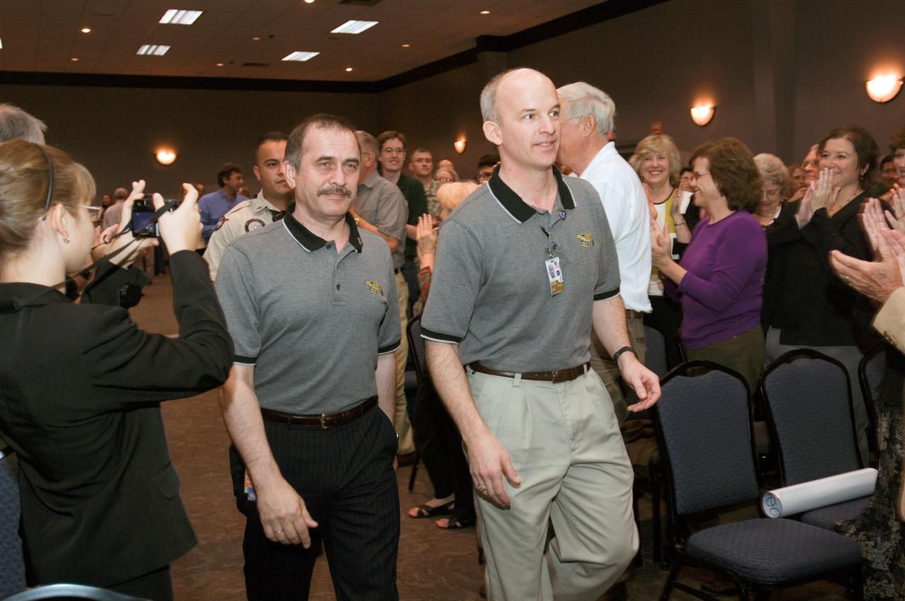 JSC2006-E-46687 (26 Oct. 2006) --- Cosmonaut Pavel V. Vinogradov (left), Expedition 13 commander representing Russia's Federal Space Agency, and astronaut Jeffrey N. Williams, NASA space station science officer and flight engineer, are pictured at the Gilruth Center at Johnson Space Center during their welcome home ceremony.