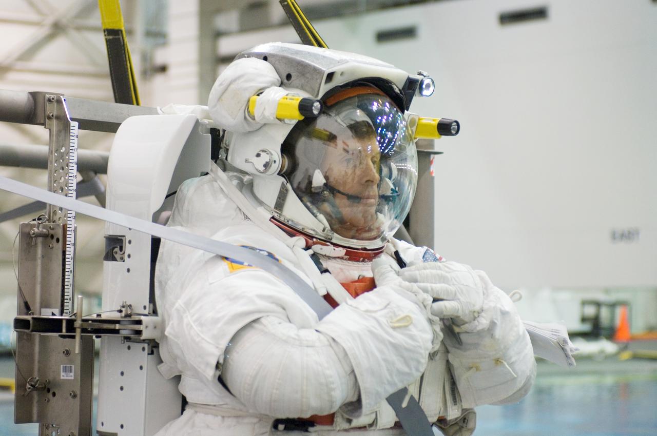 JSC2006-E-48969 (9 Nov. 2006) --- Astronaut Steven R. Swanson, STS-117 mission specialist, attired in a training version of the Extravehicular Mobility Unit (EMU) spacesuit, is about to begin a training session in the waters of the Neutral Buoyancy Laboratory (NBL) near the Johnson Space Center.