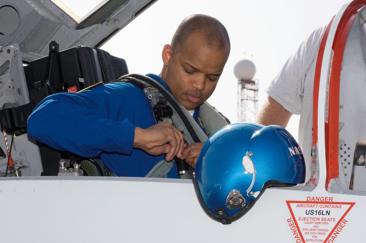 JSC2006-E-49054 (13 Nov. 2006) --- Astronaut Robert L. Curbeam, STS-116 mission specialist, photographed in the rear station of a NASA T-38 trainer jet at Ellington Field near Johnson Space Center, prepares for a flight to the Kennedy Space Center, Florida.