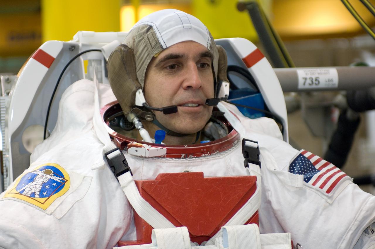 JSC2006-E-50935 (28 Nov. 2006) --- Astronaut Richard A. (Rick) Mastracchio, STS-118 mission specialist, attired in a training version of his Extravehicular Mobility Unit (EMU) spacesuit, awaits a training session in the waters of the Neutral Buoyancy Laboratory (NBL) near Johnson Space Center.