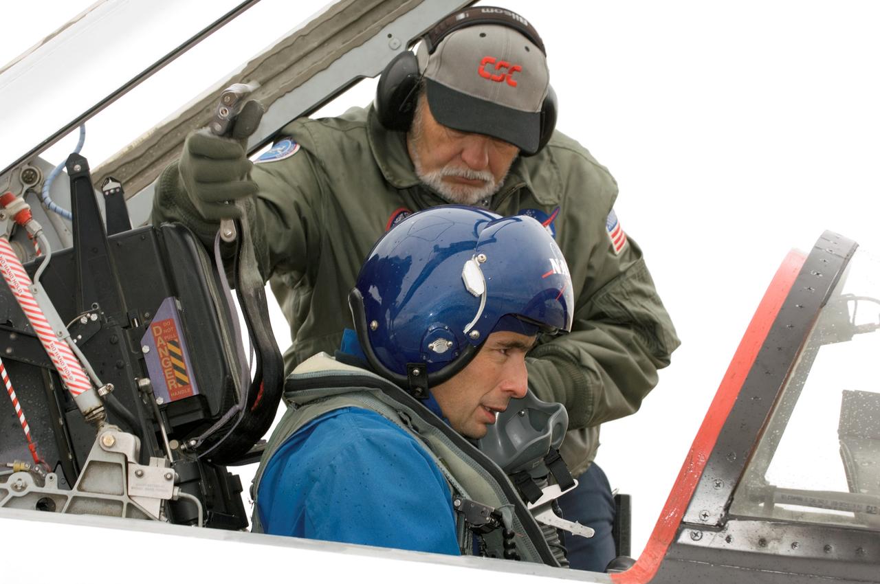 JSC2006-E-51895 (30 Nov. 2006) --- Astronaut Lee J. Archambault, STS-117 pilot, prepares for a flight in a NASA T-38 trainer jet at Ellington Field near Johnson Space Center.