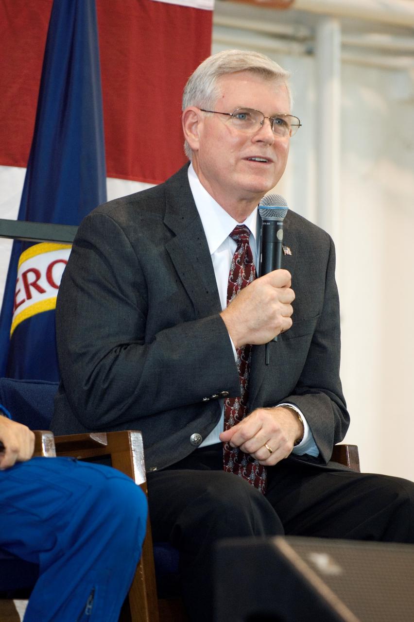 JSC2007-E-31814 (23 June 2007) --- Johnson Space Center's (JSC) director Michael L. Coats addresses a large crowd of well-wishers at the STS-117 crew return ceremony on Saturday, June 23 in Ellington Field's Hangar 276 near JSC.
