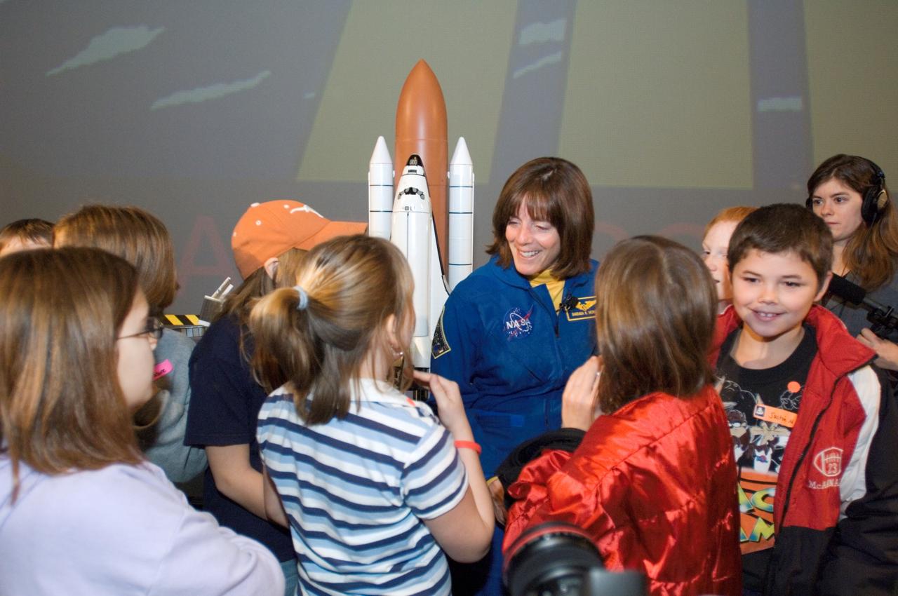 JSC2007-E-03712 (19 Jan. 2007) --- Educator astronaut Barbara R. Morgan speaks with students during Space Center Houston's "Meet an Astronaut Day" on Jan. 19. Morgan has been named as a crew member for the STS-118 mission, scheduled to launch in the summer of 2007.