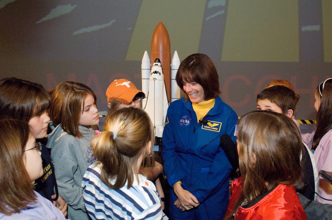 JSC2007-E-03715 (19 Jan. 2007) --- Barbara R. Morgan, educator astronaut, is pictured with a number of students during a demonstration at Space Center Houston. Morgan has been named as a crew member for the STS-118 mission, scheduled to launch in the summer of 2007.