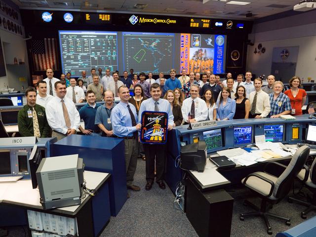 NASA image: STS-118 Ascent/Entry Flight Control Team in White Flight Control Room (WFCR) with Flight Director Steve Stitch