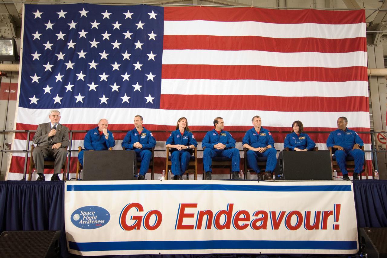 JSC2007-E-44409 (22 Aug. 2007) --- The STS-118 crewmembers and Johnson Space Center's (JSC) director Michael L. Coats (left) are photographed during the STS-118 crew return ceremony on Wednesday, Aug. 22 at Ellington Field's Hangar 990 near JSC. From second left are astronauts Scott Kelly and Charlie Hobaugh, commander and pilot respectively; Tracy Caldwell, Rick Mastracchio, Canadian Space Agency's Dave Williams, Barbara R. Morgan and Alvin Drew, all mission specialists.
