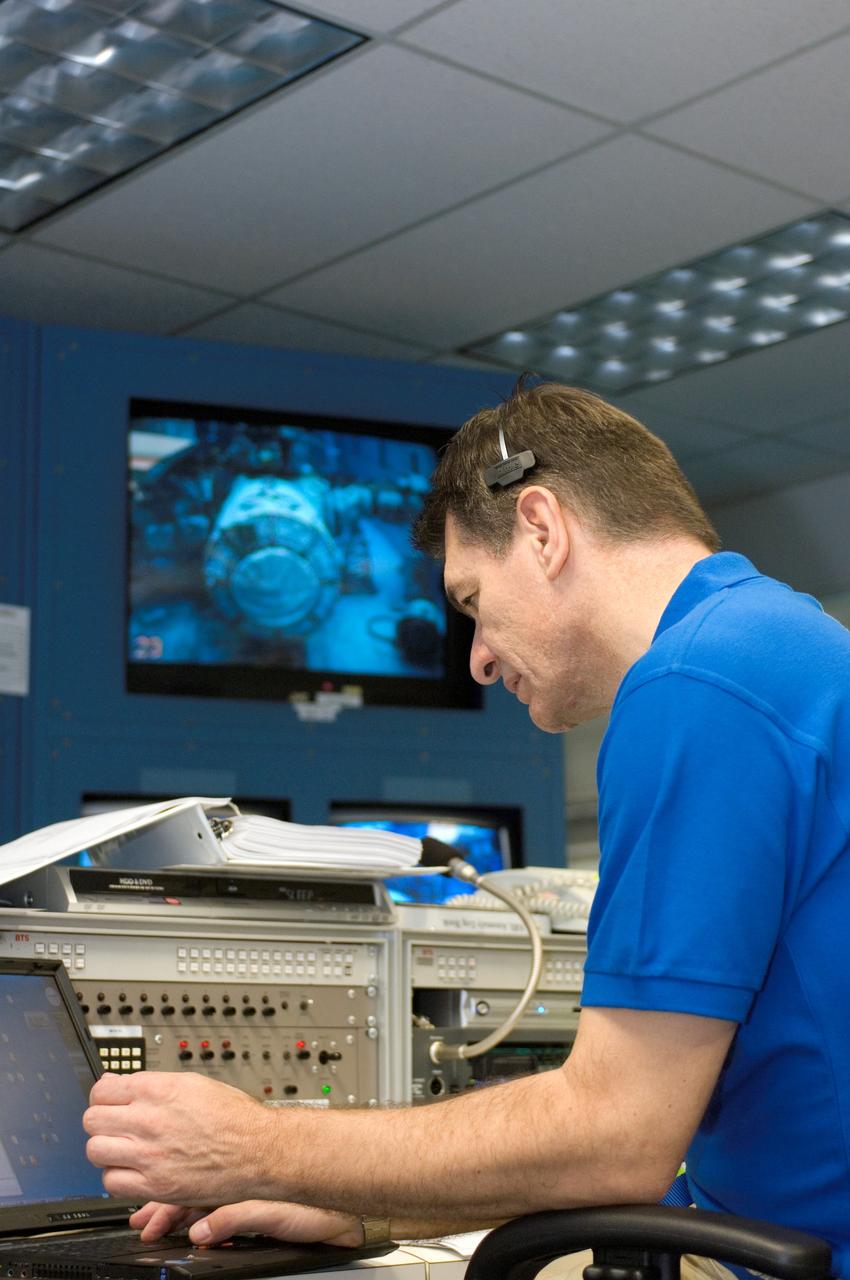 JSC2007-E-46555 (18 Sept. 2007) --- European Space Agency (ESA) astronaut Paolo Nespoli, STS-120 mission specialist, participates in a training session at a console in the simulation control area in the Neutral Buoyancy Laboratory (NBL) at the Sonny Carter Training Facility (SCTF) near Johnson Space Center.