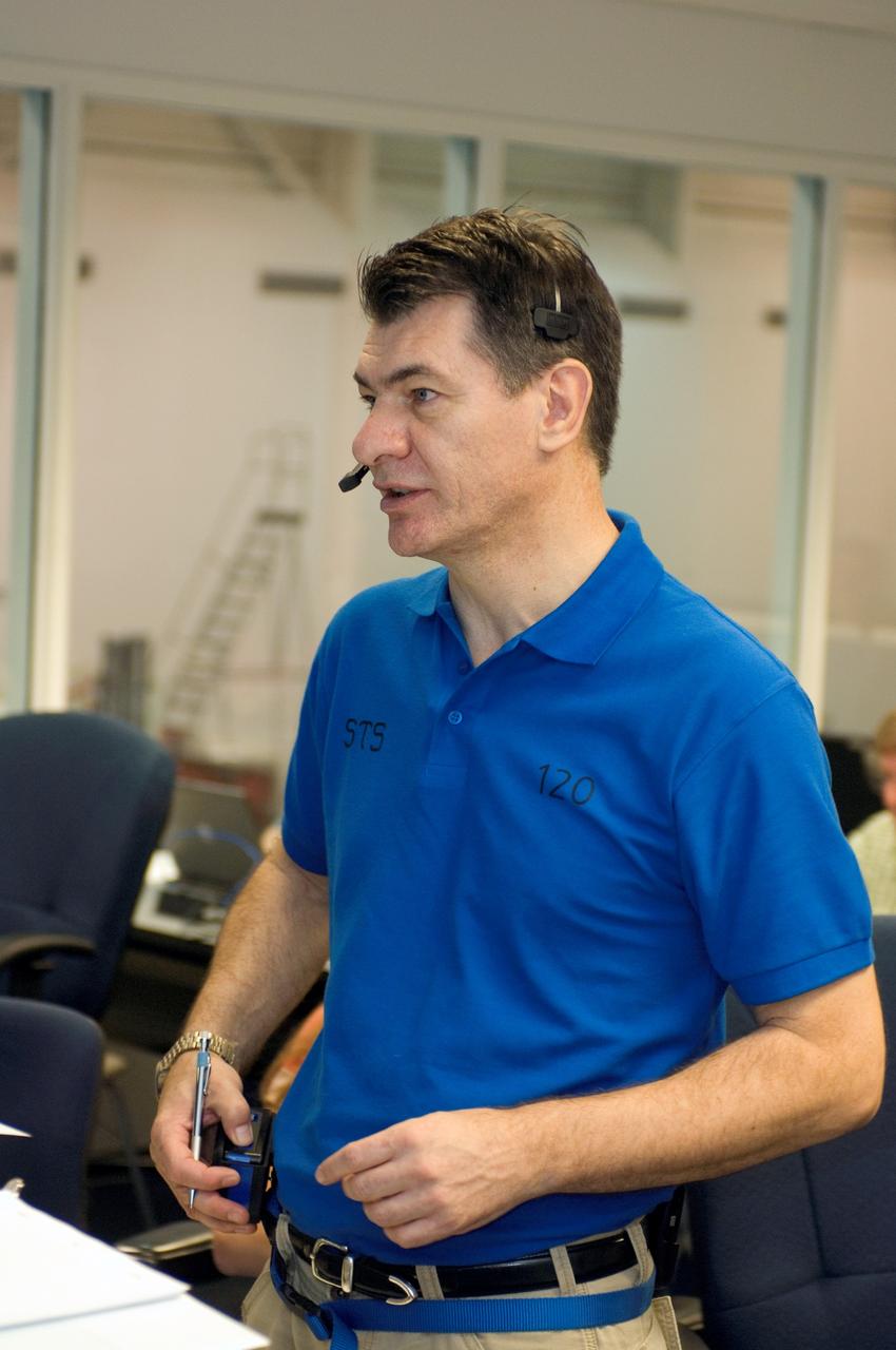 JSC2007-E-46557 (18 Sept. 2007) --- European Space Agency (ESA) astronaut Paolo Nespoli, STS-120 mission specialist, participates in a training session in the simulation control area in the Neutral Buoyancy Laboratory (NBL) at the Sonny Carter Training Facility (SCTF) near Johnson Space Center.