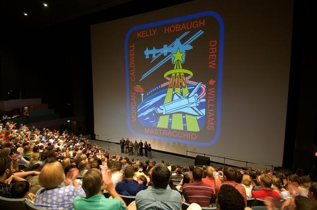 NASA image: STS-118 Crew Debriefing & Awards Presentation