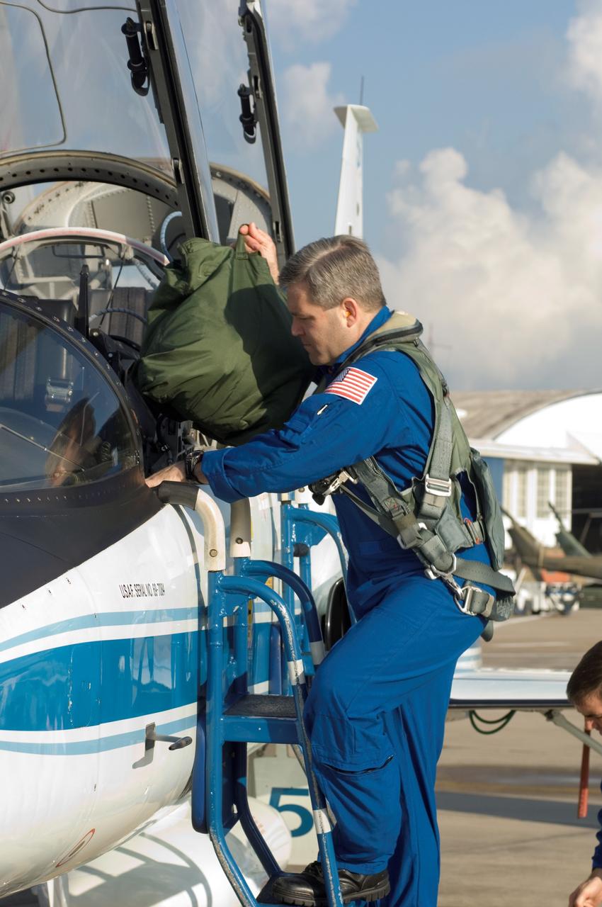 JSC2007-E-47700 (27 Sept. 2007) --- Astronaut Stephen N. Frick, STS-122 commander, prepares for a flight in a NASA T-38 trainer jet from Ellington Field near Johnson Space Center.