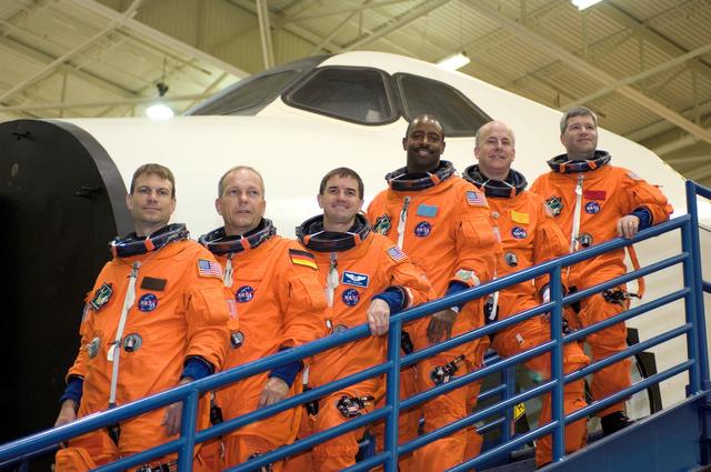 NASA image: STS-122 Preflight Training for Acent/Decent