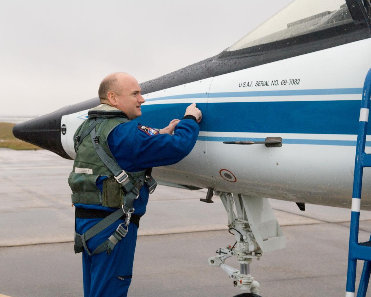JSC2007-E-06384 (1 Feb. 2007) --- STS-118 Commander Scott Kelly prepares for a flight to Kennedy Space Center in a T-38 trainer jet at Ellington Field's Hangar 276 near the Johnson Space Center.  Photo credit: NASA