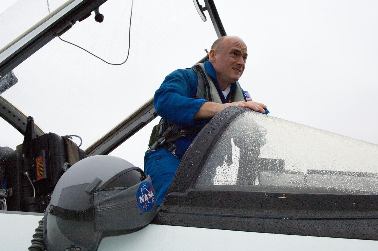 JSC2007-E-06385 (1 Feb. 2007) --- Astronaut Scott J. Kelly, STS-118 commander, prepares for a flight in a NASA T-38 trainer jet from Ellington Field near Johnson Space Center to Kennedy Space Center, Florida.