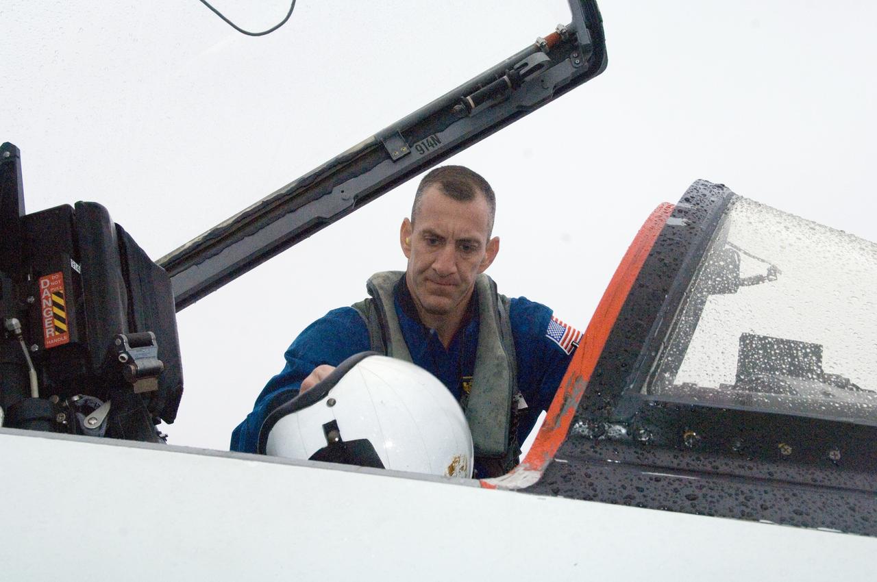 JSC2007-E-06395 (1 Feb. 2007) --- Astronaut Charles O. Hobaugh, STS-118 pilot, prepares for a flight in a NASA T-38 trainer jet from Ellington Field near Johnson Space Center to Kennedy Space Center, Florida.