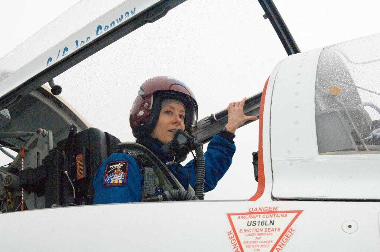 JSC2007-E-06400 (1 Feb. 2007) --- Astronaut Tracy E. Caldwell, STS-118 mission specialist, prepares for a flight in a NASA T-38 trainer jet from Ellington Field near Johnson Space Center to Kennedy Space Center, Florida.