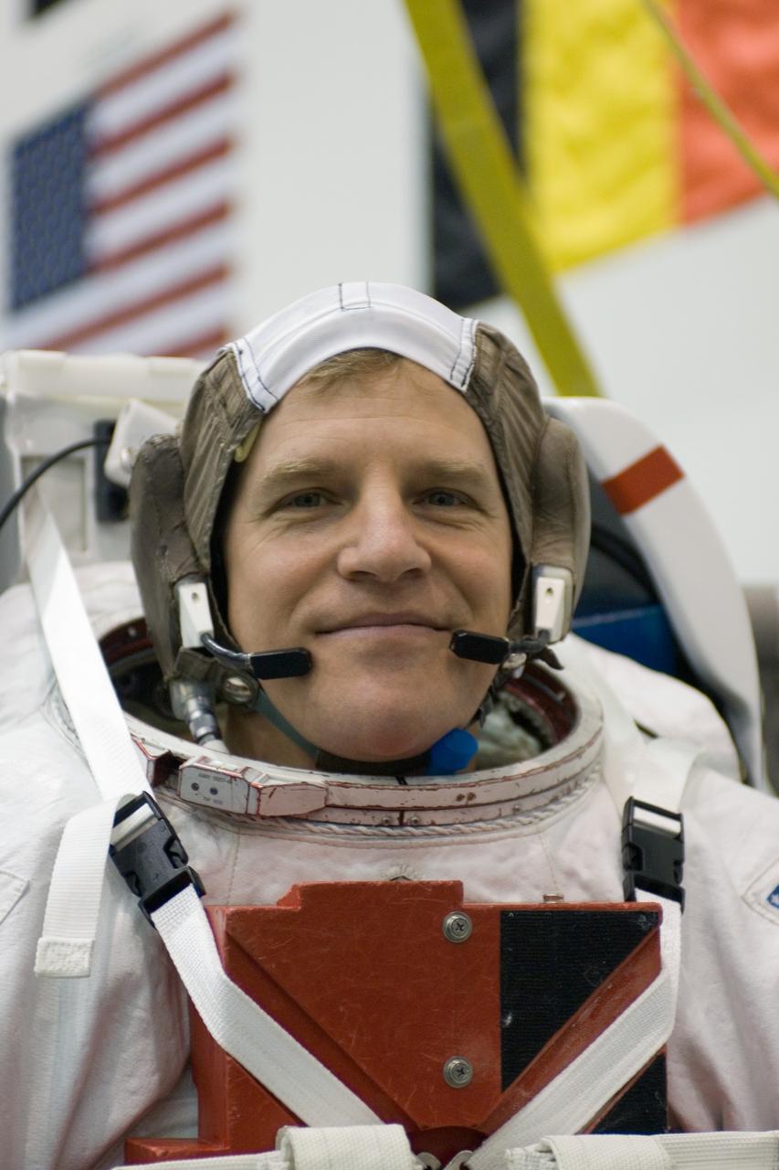 JSC2007-E-06537 (2 Feb. 2007) --- Astronaut Scott E. Parazynski, STS-120 mission specialist, attired in a training version of the Extravehicular Mobility Unit (EMU) spacesuit, awaits the start of a training session in the waters of the Neutral Buoyancy Laboratory (NBL) near Johnson Space Center.