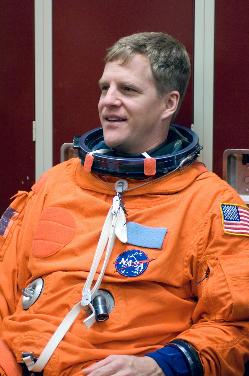 JSC2007-E-08805 (7 Feb. 2007) --- Attired in a training version of his shuttle launch and entry suit, astronaut Scott E. Parazynski, STS-120 mission specialist, awaits the start of a post insertion/de-orbit training session in one of the full-scale trainers (out of frame) in the Space Vehicle Mockup Facility at Johnson Space Center.