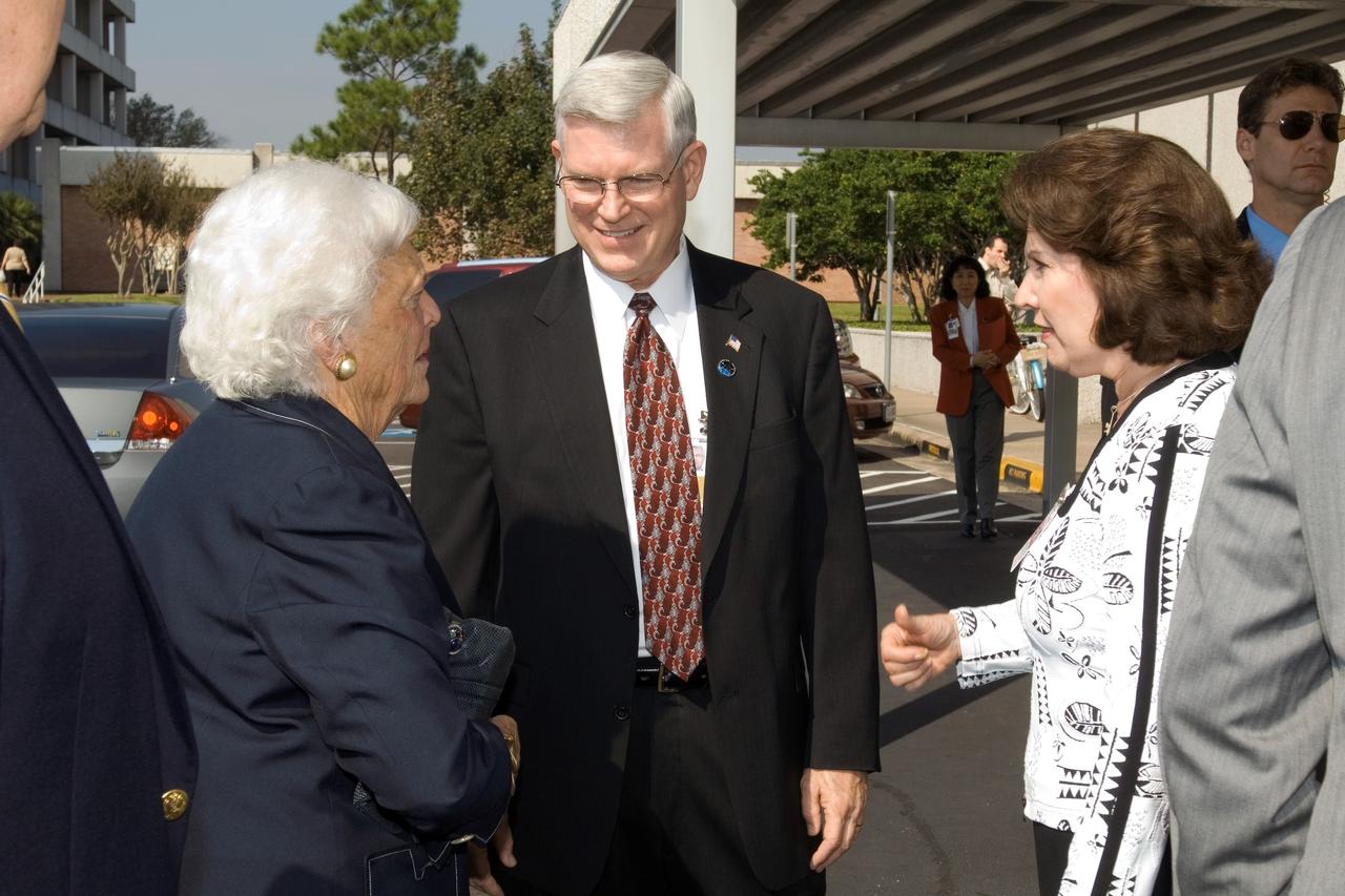 Mrs. George H.W. Bush talks to JSC Director Michael L. Coats and Diane Coats during visit to Houston.