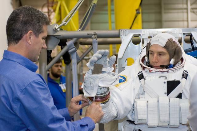 NASA image: STS-125 Crewmembers prepare for NBL Dive