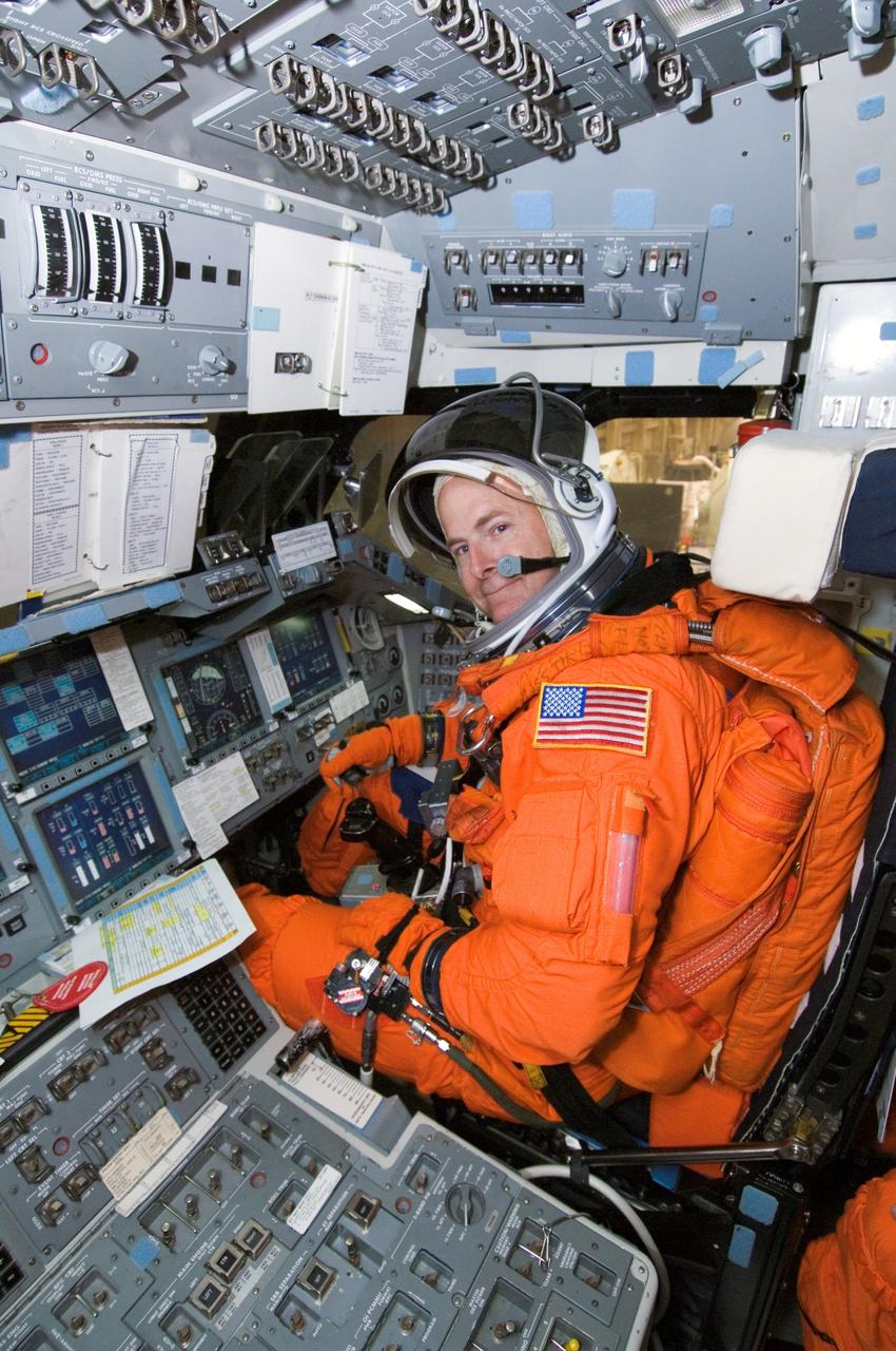 JSC2007-E-14485 (20 March 2007) --- While seated at the pilot's station, astronaut Alan G. Poindexter, STS-122 pilot, participates in a post insertion/de-orbit training session in the crew compartment trainer (CCT-2) in the Space Vehicle Mockup Facility at Johnson Space Center. Poindexter is wearing a training version of his shuttle launch and entry suit.