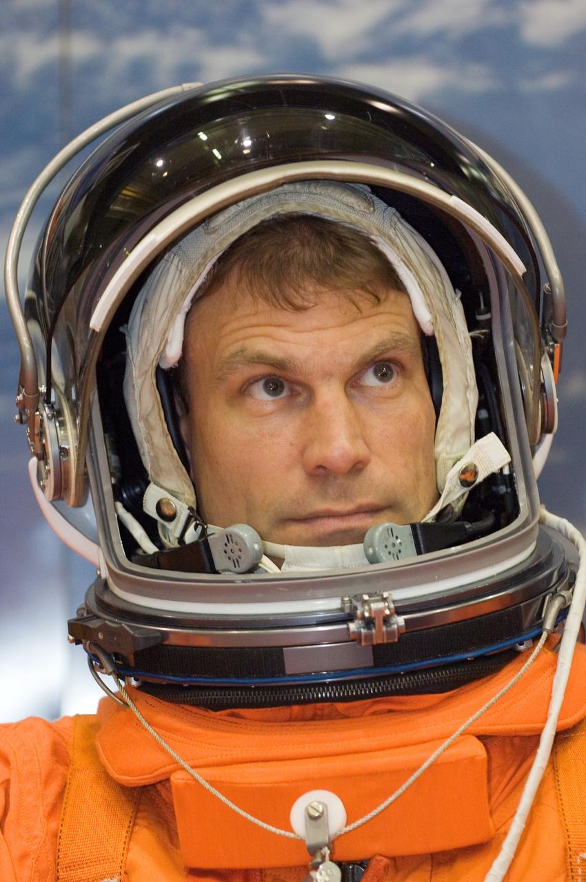JSC2007-E-21208 (1 May 2007) --- Attired in a training version of his shuttle launch and entry suit, astronaut Stanley G. Love, STS-122 mission specialist, awaits the start of an emergency egress training session in the Space Vehicle Mockup Facility at Johnson Space Center.