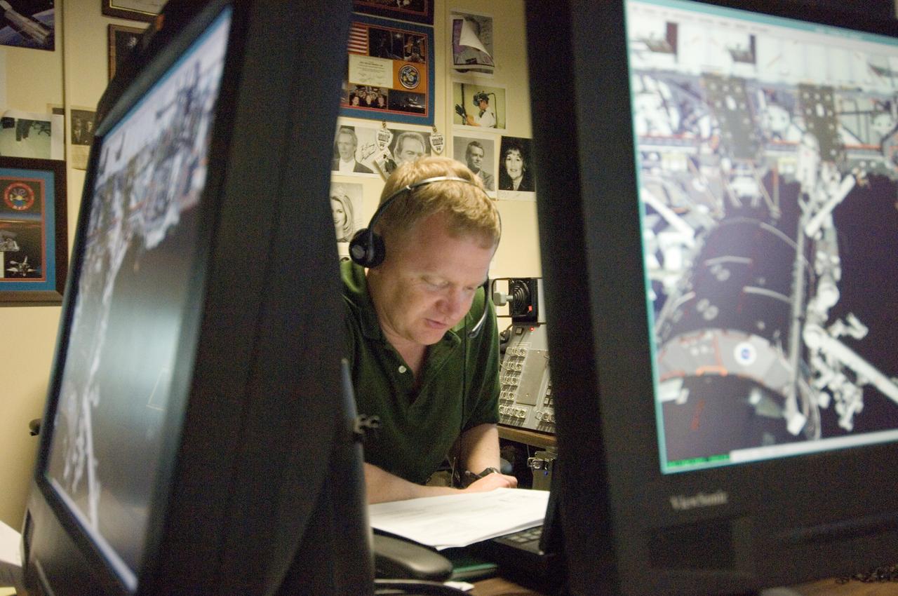 JSC2008-E-033771 (14 April 2008) --- Astronaut Eric A. Boe, STS-126 pilot, uses the virtual reality lab in the Space Vehicle Mockup Facility at NASA's Johnson Space Center to train for some of his duties aboard the space shuttle and space station. This type of computer interface, paired with virtual reality training hardware and software, helps to prepare the entire team for dealing with space station elements.