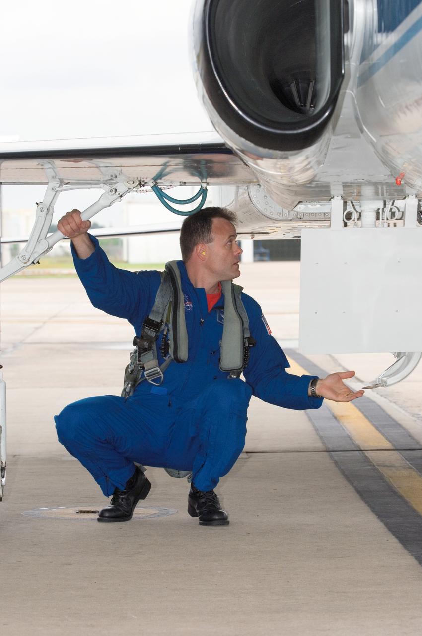 JSC2008-E-038921 (6 May 2008) --- Astronaut Ron Garan, STS-124 mission specialist, prepares for a flight in a NASA T-38 trainer jet from Ellington Field near NASA's Johnson Space Center to Kennedy Space Center, Florida.