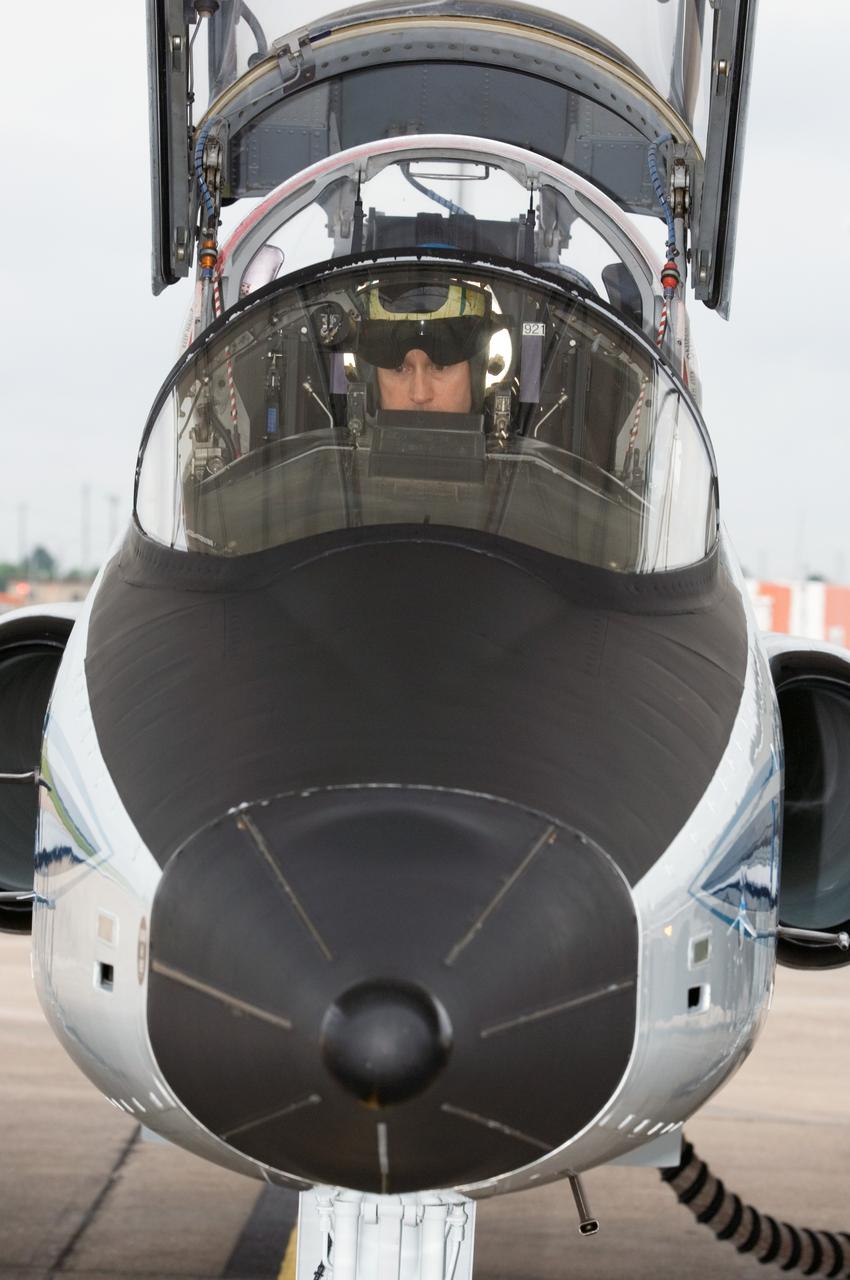 JSC2008-E-038924 (6 May 2008) --- Astronaut Ken Ham, STS-124 pilot, prepares for a flight in a NASA T-38 trainer jet from Ellington Field near NASA's Johnson Space Center to Kennedy Space Center, Florida.
