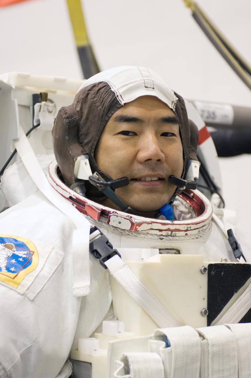 JSC2008-E-044815 (4 June 2008) --- Japan Aerospace Exploration Agency astronaut Soichi Noguchi, Expedition 22/23 flight engineer, awaits the start of a training session in the waters of the Neutral Buoyancy Laboratory (NBL) near NASA's Johnson Space Center. Noguchi is wearing a training version of his Extravehicular Mobility Unit (EMU) spacesuit.